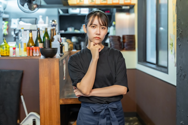 集客について考える飲食店スタッフ