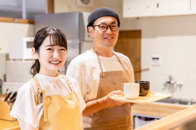 笑顔で接客するカフェスタッフ