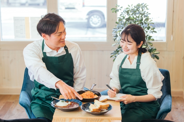料理を見ながら相談する飲食店スタッフ
