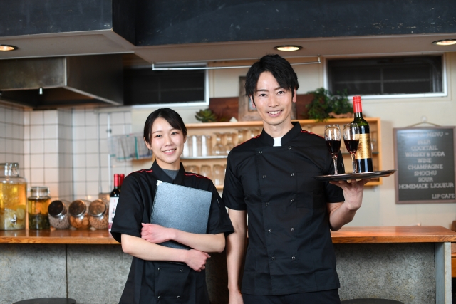 店内で笑顔を見せるホールスタッフ2人