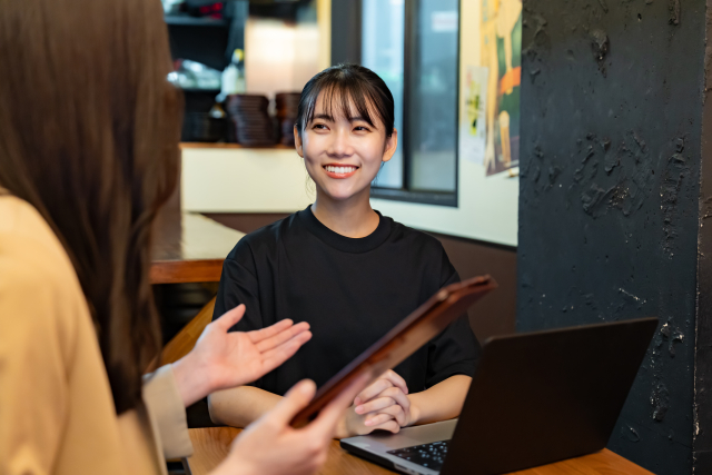 相談に対応する飲食店スタッフ