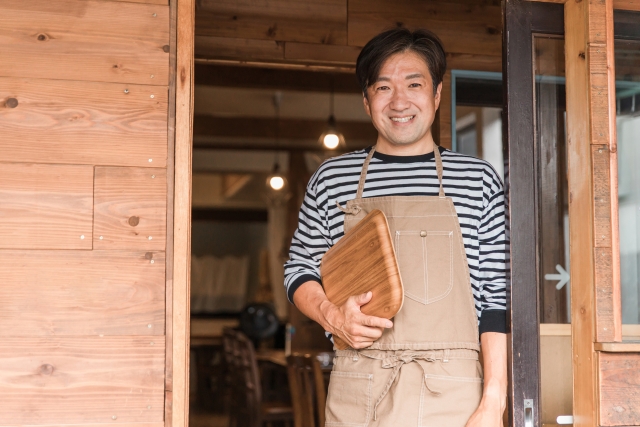 店頭に立つ飲食店オーナー