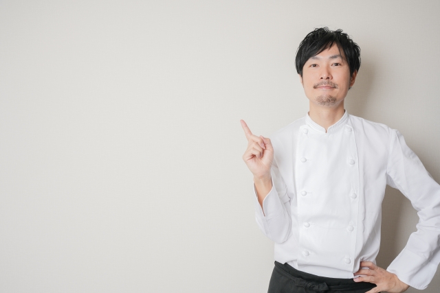 経営のポイントを案内する料理人