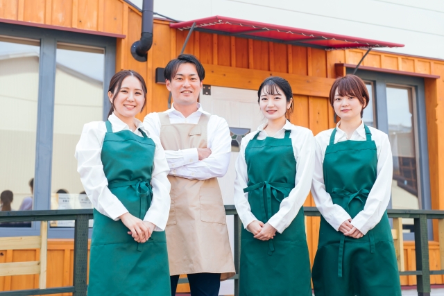 店舗前で並ぶ飲食店のスタッフ