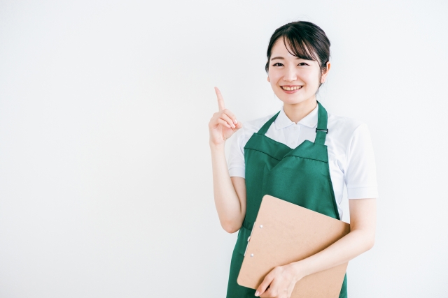 戦略のポイントを案内する飲食店スタッフ