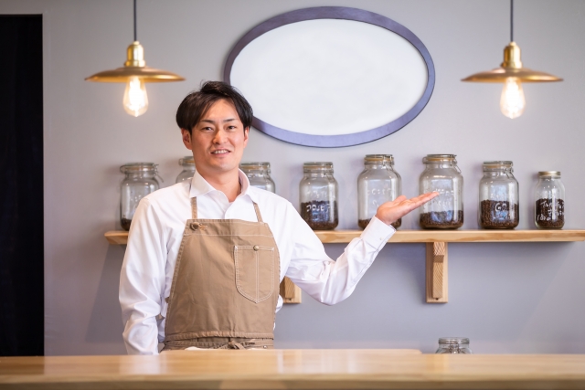 質問に答える飲食店スタッフ