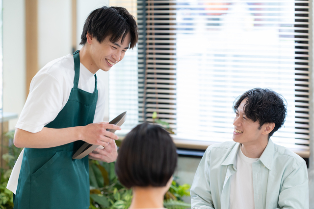 来店客の注文を受ける飲食店スタッフ