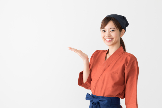 確認内容を案内する飲食店スタッフ