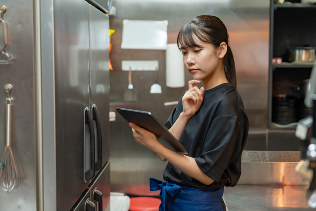 タブレットで確認する厨房スタッフ