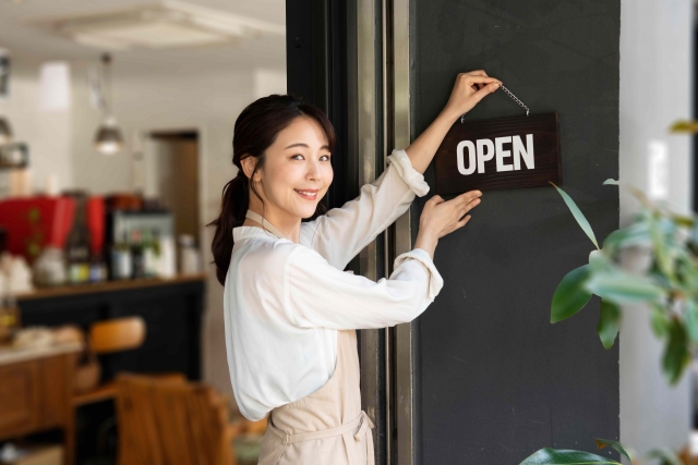 店の入口で開店準備をするスタッフ