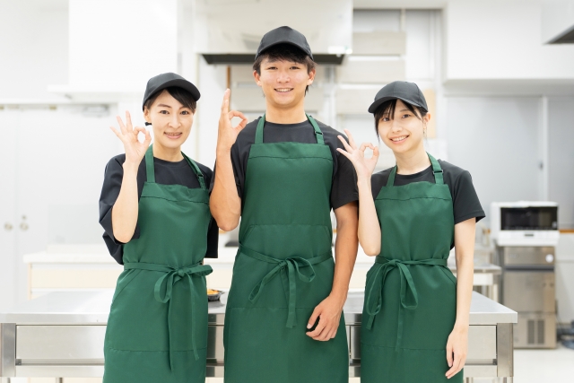 笑顔で応対する厨房スタッフ