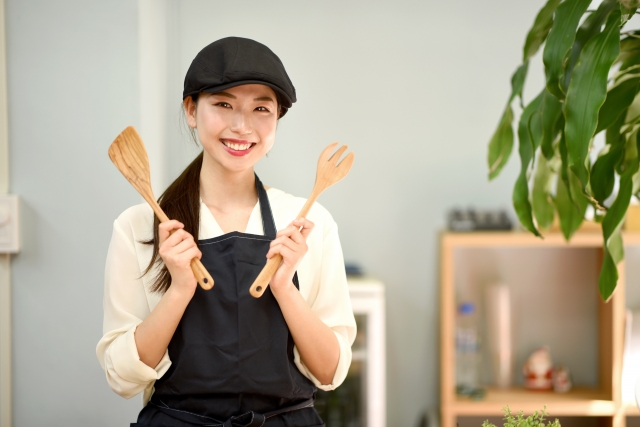 調理器具を持つ飲食店スタッフ